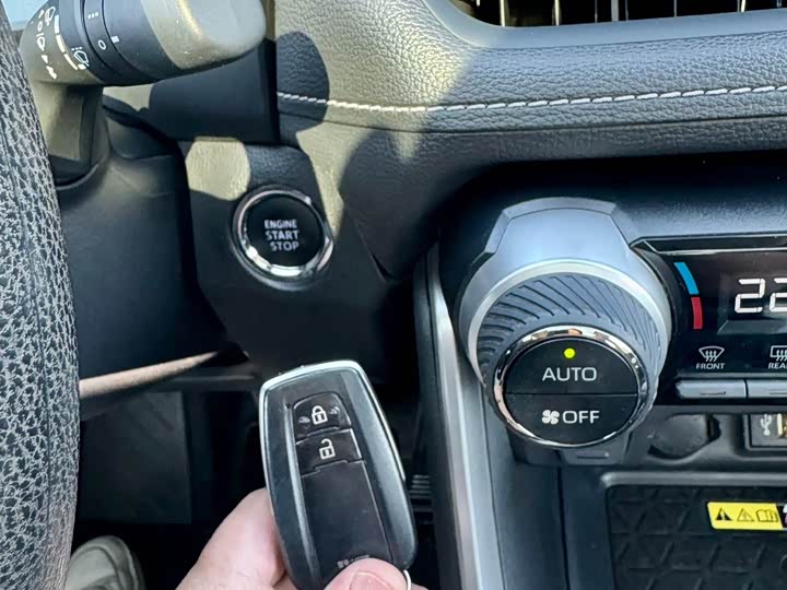 Фото 6 - Toyota RAV4