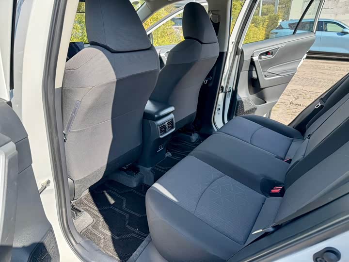 Фото 8 - Toyota RAV4