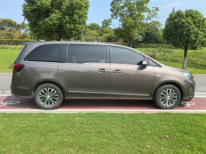 Фото 9 - Buick GL8 ES