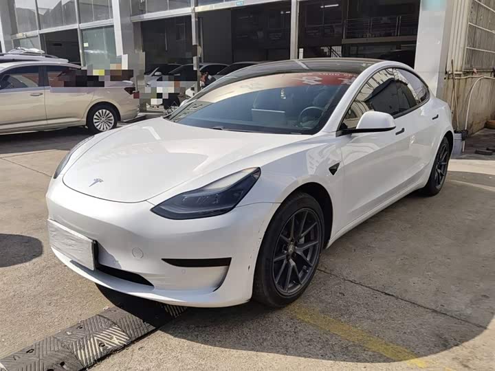 Фото 2 - Tesla Model 3
