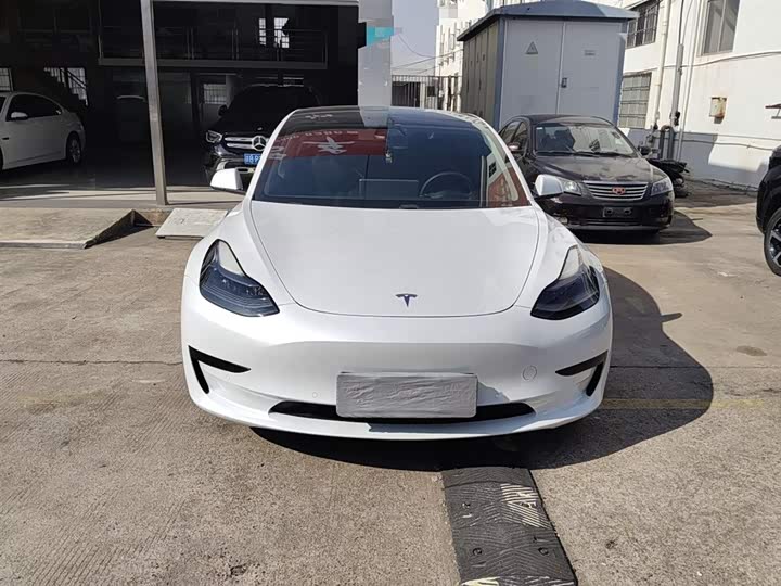 Фото 3 - Tesla Model 3