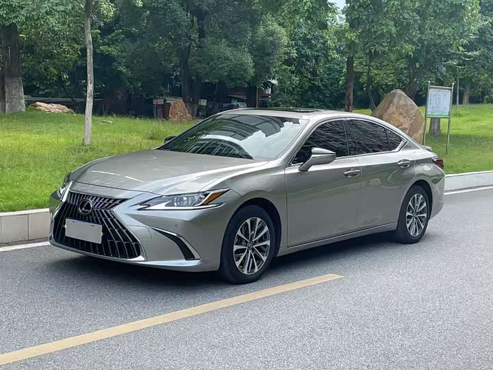 Фото 1 - Lexus ES