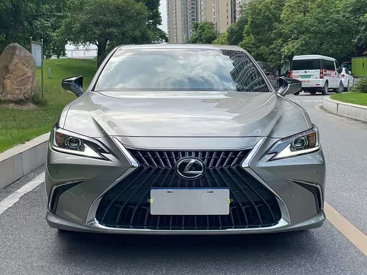Фото 2 - Lexus ES