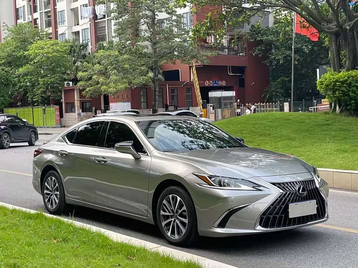 Фото 3 - Lexus ES