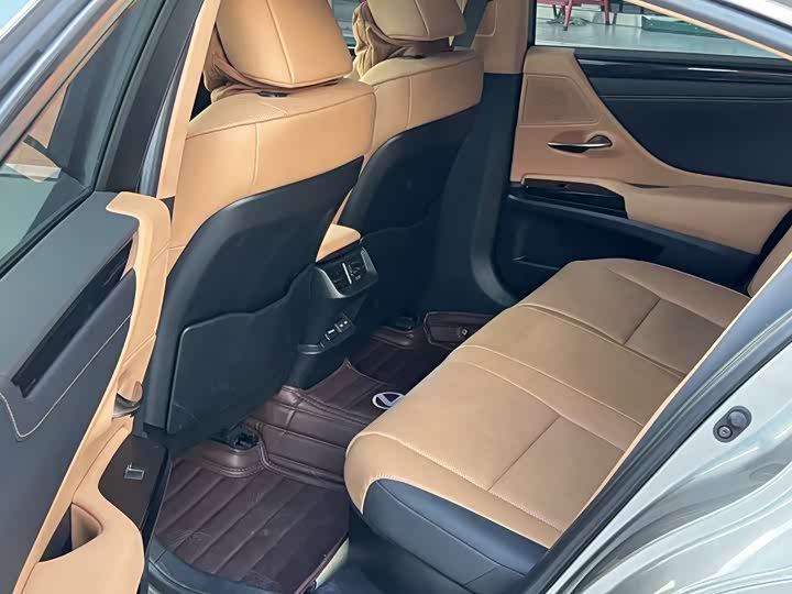 Фото 5 - Lexus ES