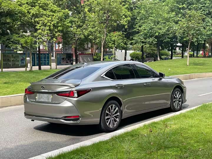 Фото 7 - Lexus ES