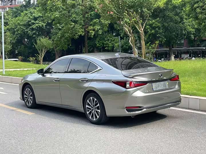 Фото 9 - Lexus ES