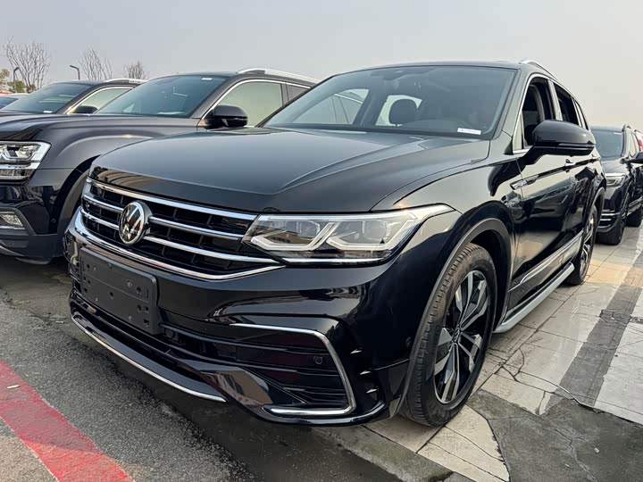 Фото 1 - Volkswagen Tiguan L Pro