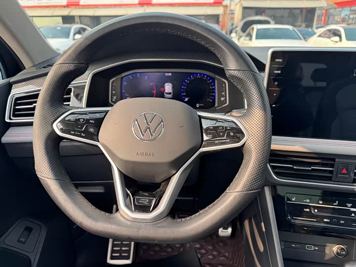 Фото 8 - Volkswagen Tiguan L Pro