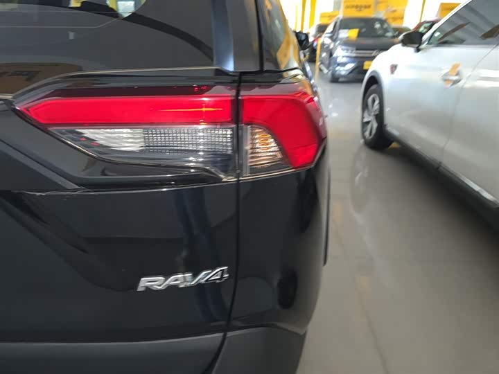 Фото 8 - Toyota RAV4