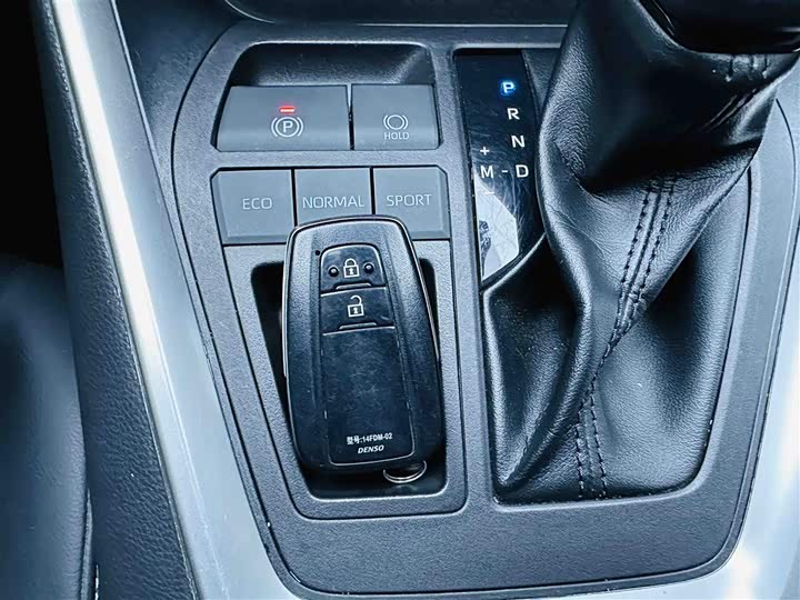 Фото 9 - Toyota RAV4