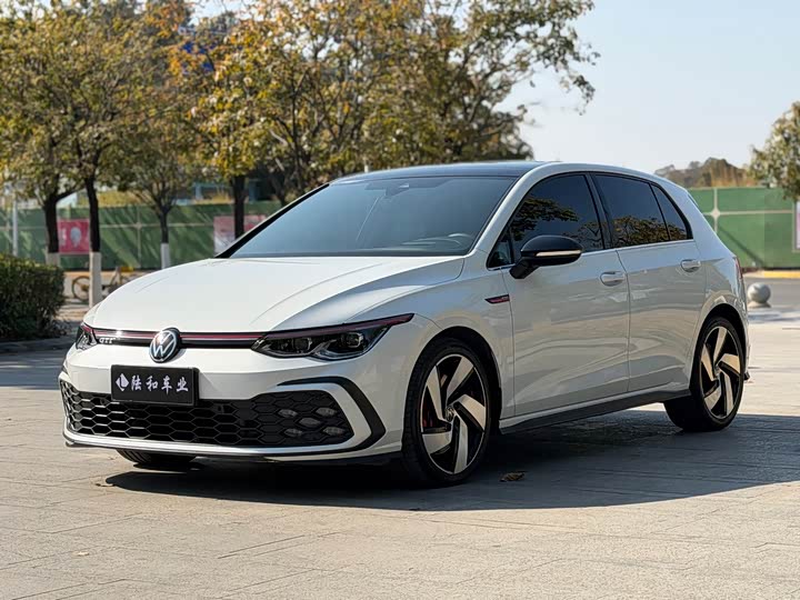 Фото 1 - Volkswagen Golf GTI