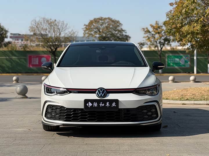 Фото 2 - Volkswagen Golf GTI