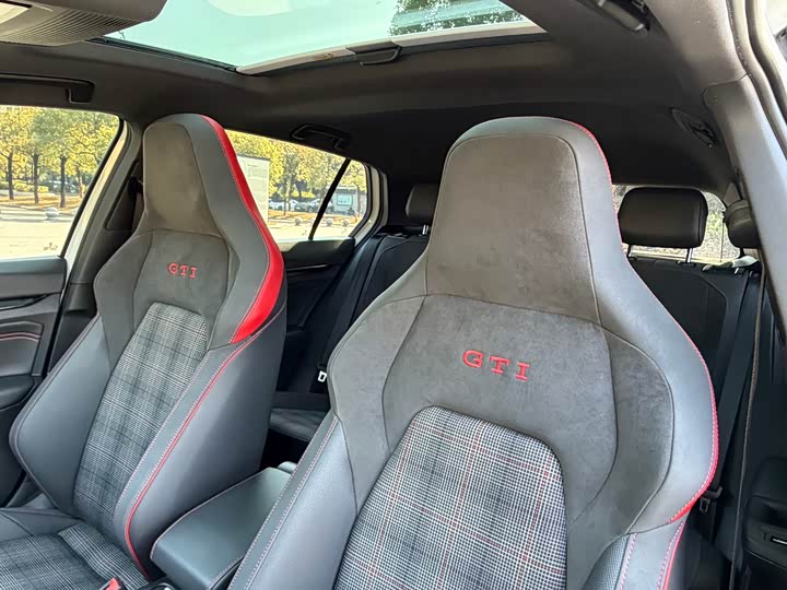 Фото 6 - Volkswagen Golf GTI