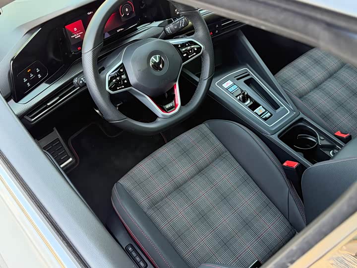 Фото 9 - Volkswagen Golf GTI