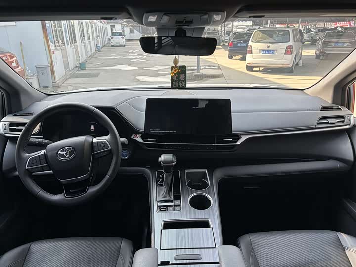 Фото 4 - Toyota Sienna