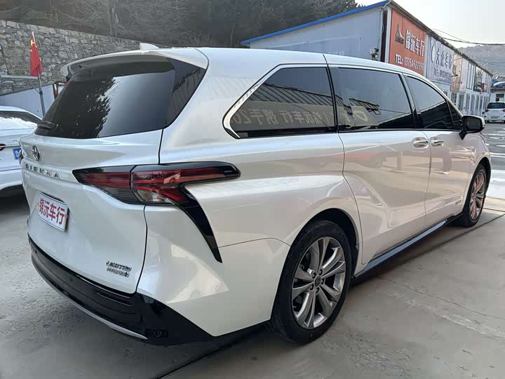 Фото 7 - Toyota Sienna