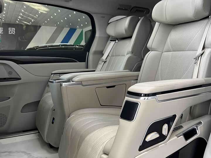 Фото 8 - Buick GL8 ES