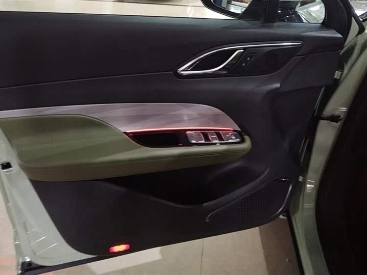 Фото 7 - Hongqi HS3