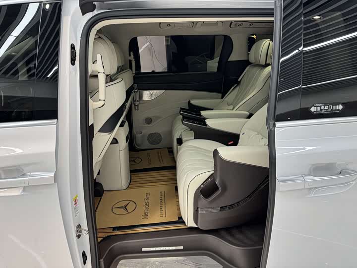 Фото 6 - Denza D9