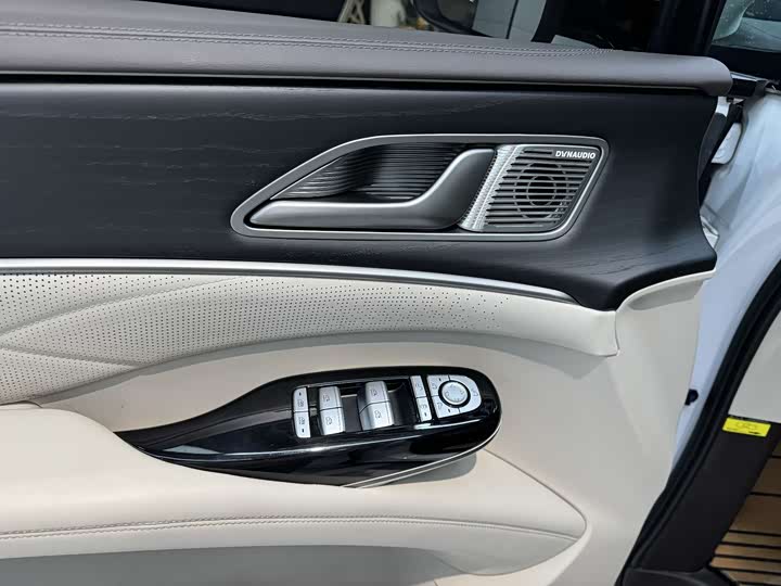 Фото 7 - Denza D9