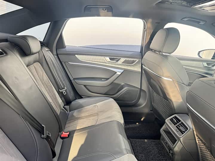 Фото 7 - Audi A6L