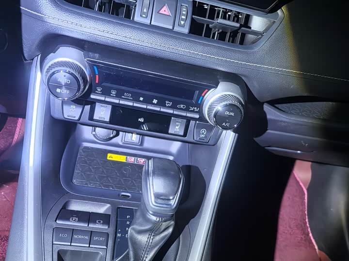 Фото 4 - Toyota RAV4