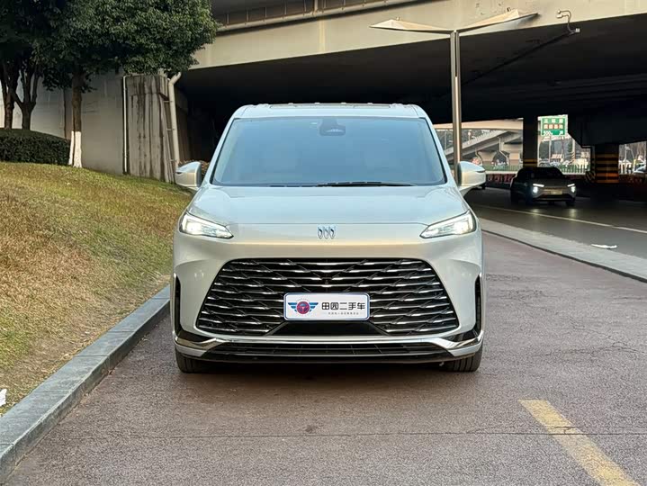 Фото 2 - Buick GL8 Hybrid