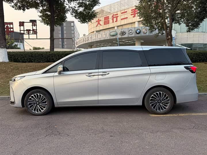 Фото 3 - Buick GL8 Hybrid