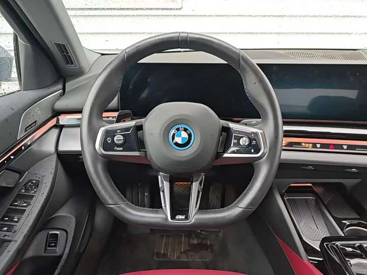 Фото 8 - BMW i5