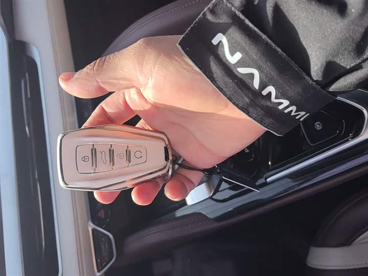 Фото 9 - Geely Monjaro