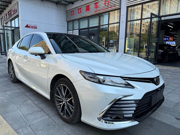 Фото 3 - Toyota Camry