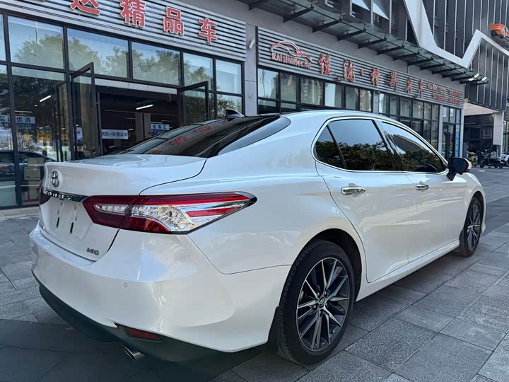 Фото 4 - Toyota Camry