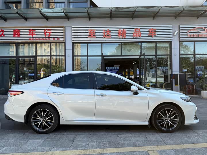 Фото 5 - Toyota Camry