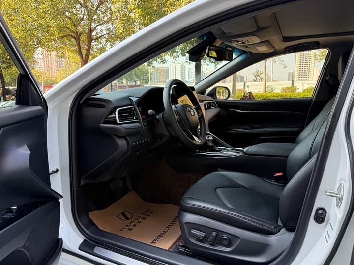 Фото 8 - Toyota Camry