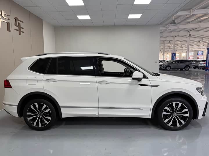 Фото 7 - Volkswagen Tiguan L Pro