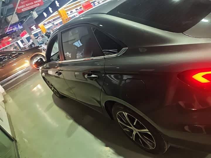 Фото 5 - Geely Emgrand