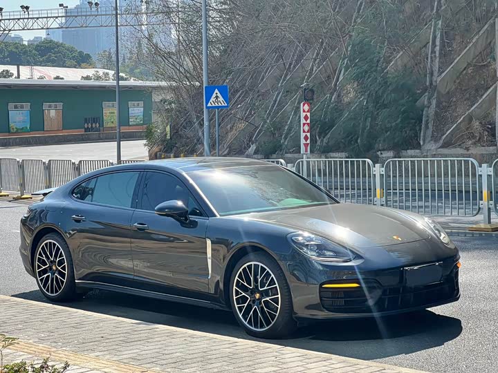 Фото 3 - Porsche Panamera