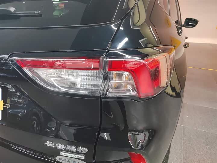 Фото 8 - Ford Escape