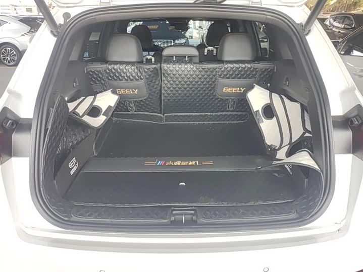 Фото 4 - Geely Monjaro