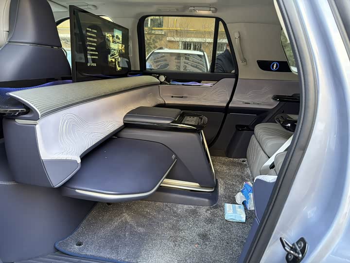 Фото 5 - Lincoln Navigator One