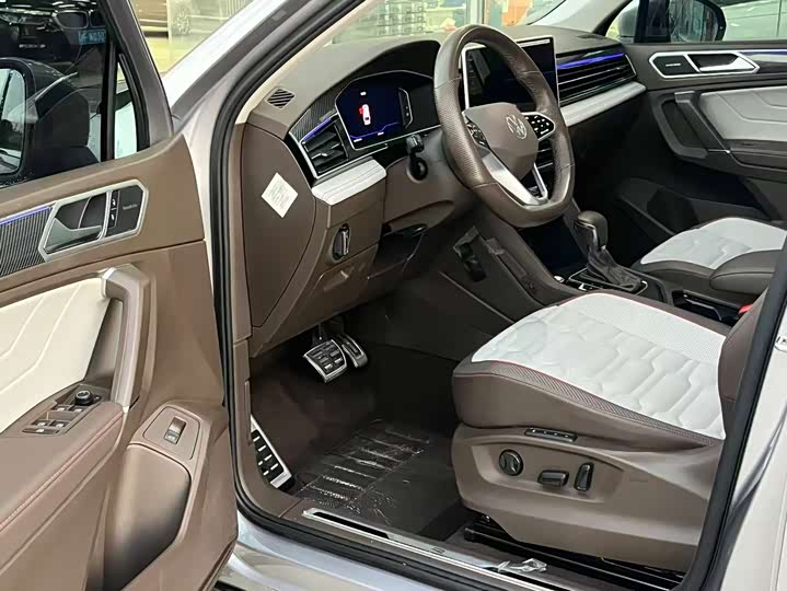 Фото 2 - Volkswagen Tiguan L Pro