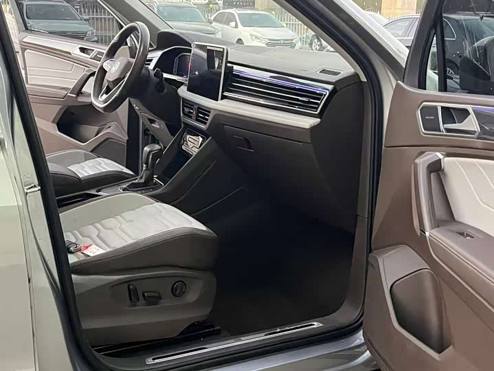 Фото 3 - Volkswagen Tiguan L Pro