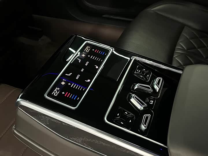 Фото 9 - Audi A8