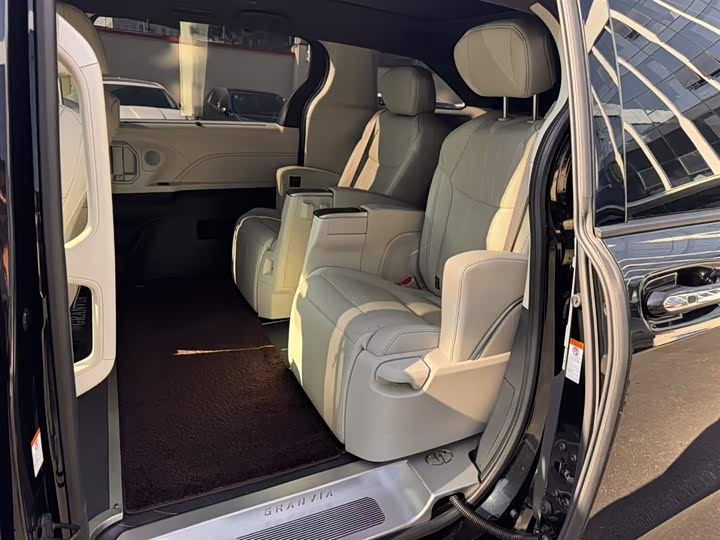 Фото 8 - Toyota Granvia