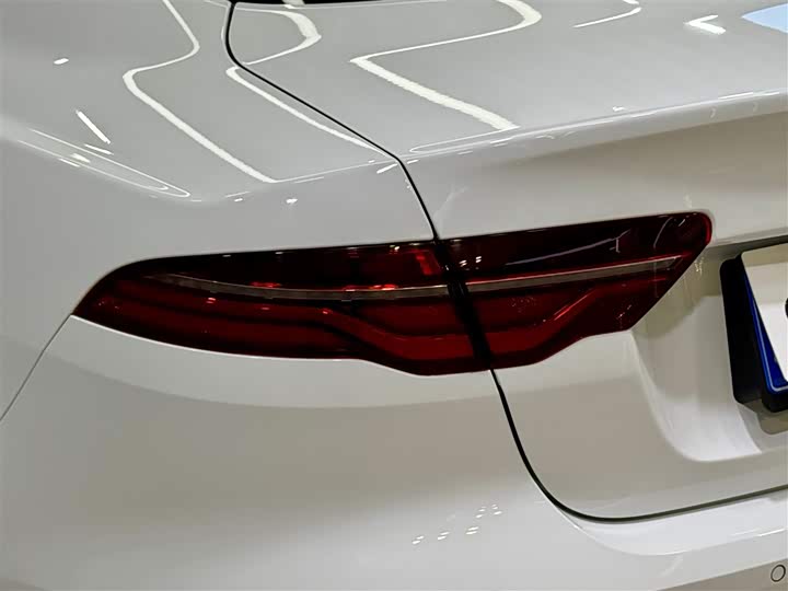 Фото 8 - Jaguar XE L