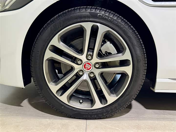 Фото 9 - Jaguar XE L