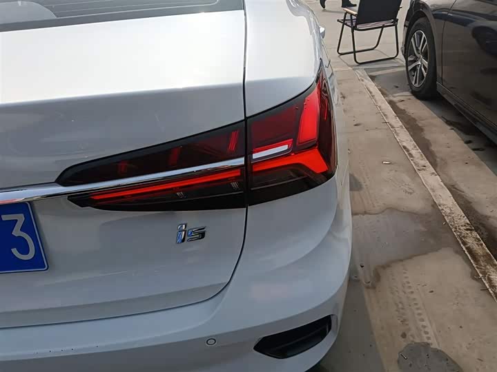 Фото 8 - Roewe i5