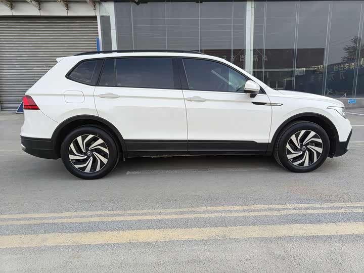 Фото 8 - Volkswagen Tiguan L Pro