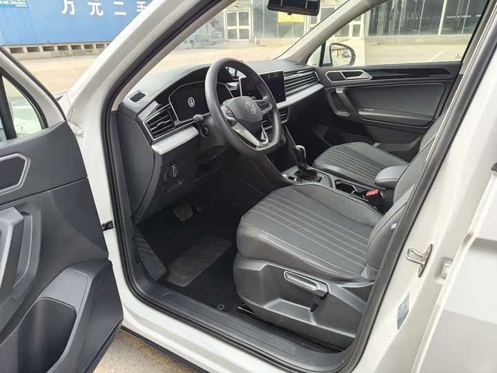 Фото 9 - Volkswagen Tiguan L Pro